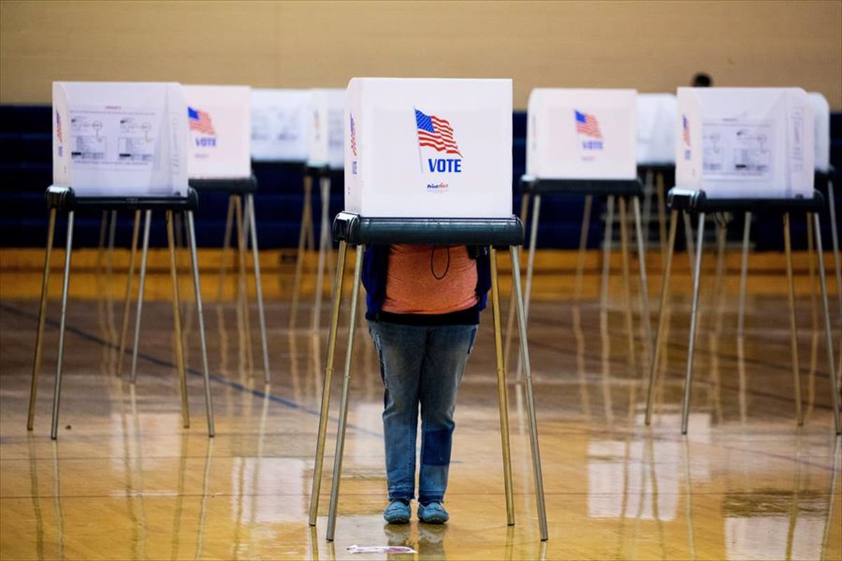 Una persona ejerce su derecho al voto anticipado en un colegio electoral de Maryland