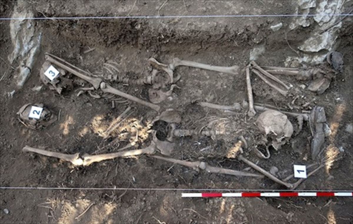 Restos exhumados en Usetxi (Esteribar) en agosto de 2016.