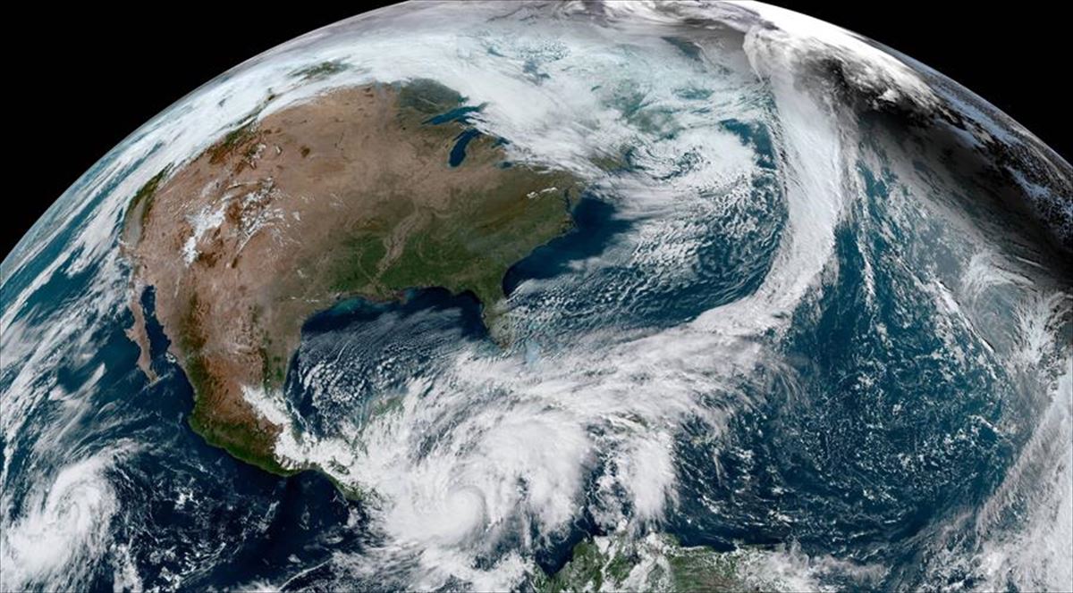 El huracán "Eta" visto desde el espacio