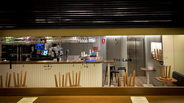 El interior de un bar en Pamplona, cerrado.