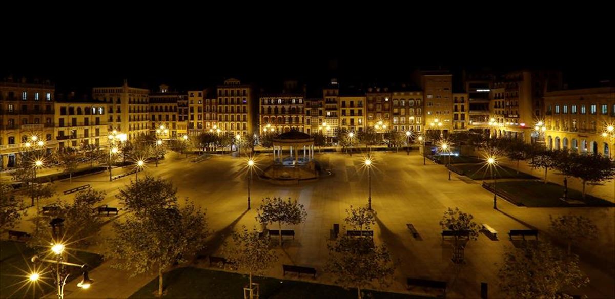 La plaza del Castillo de Pamplona vacía durante el toque de queda. Foto de archivo: EFE