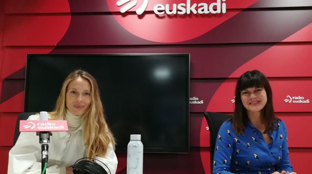 Vanesa Lorenzo junto a Miriam Duque en los estudios de Radio Euskadi