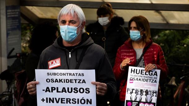 Protesta de los trabajadores de Osakidetza ante el hospital de Txagorritxu.