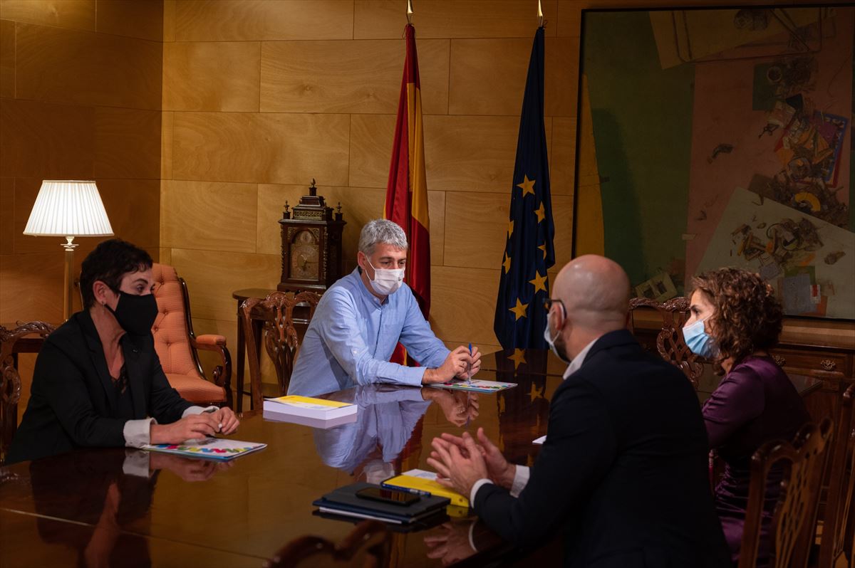 EH Bildu se reúne con la ministra de Hacienda para negociar los presupuestos. Foto: EH Bildu
