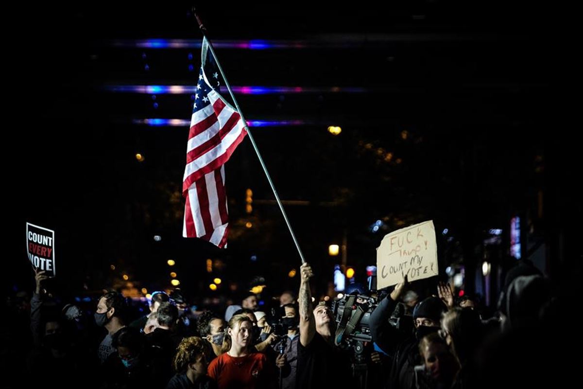 Partidarios de Biden frente al centro de recuento de votos en Filadelfia (Pensilvania). Foto: EFE 