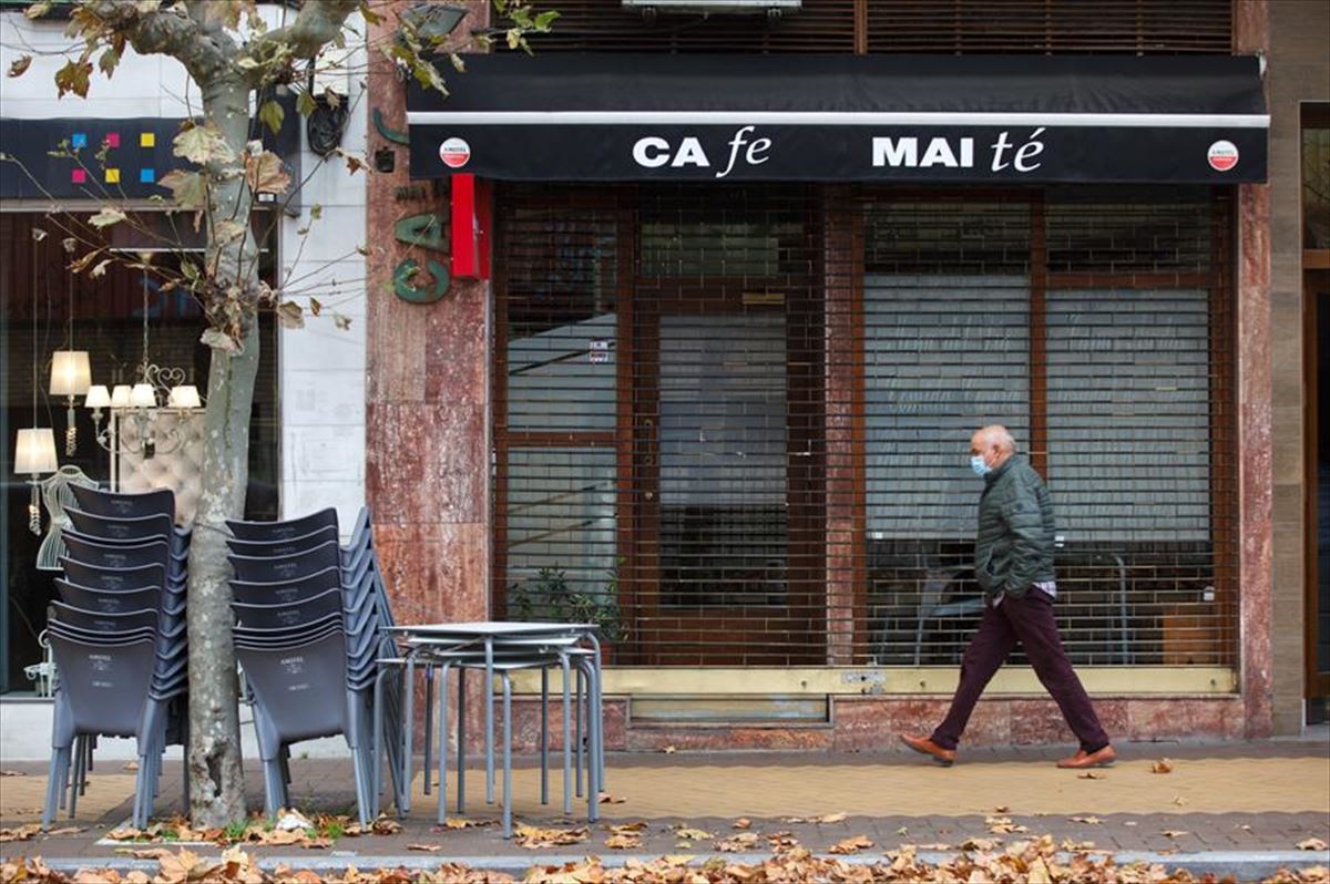 Un bar cerrado en Vitoria-Gasteiz. 