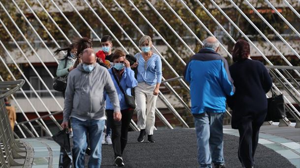 Gente paseando con mascarilla en Bilbao. Foto: Efe