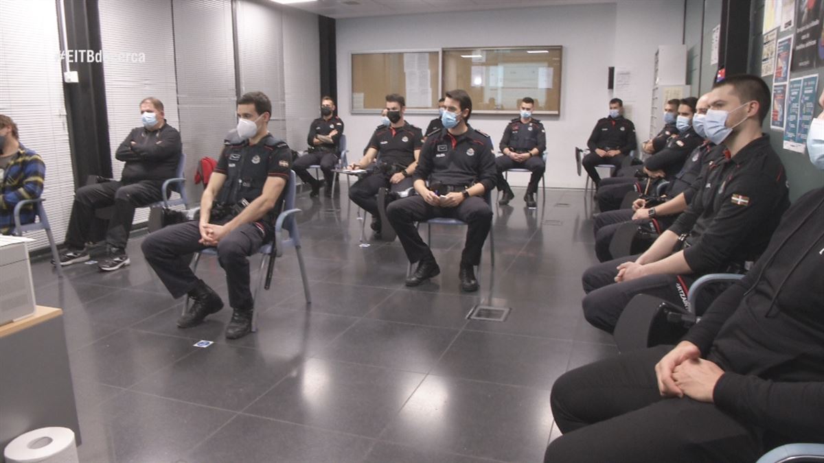 Acompañamos a los agentes de la comisaría de la Ertzaintza del Antiguo en la ronda de la noche