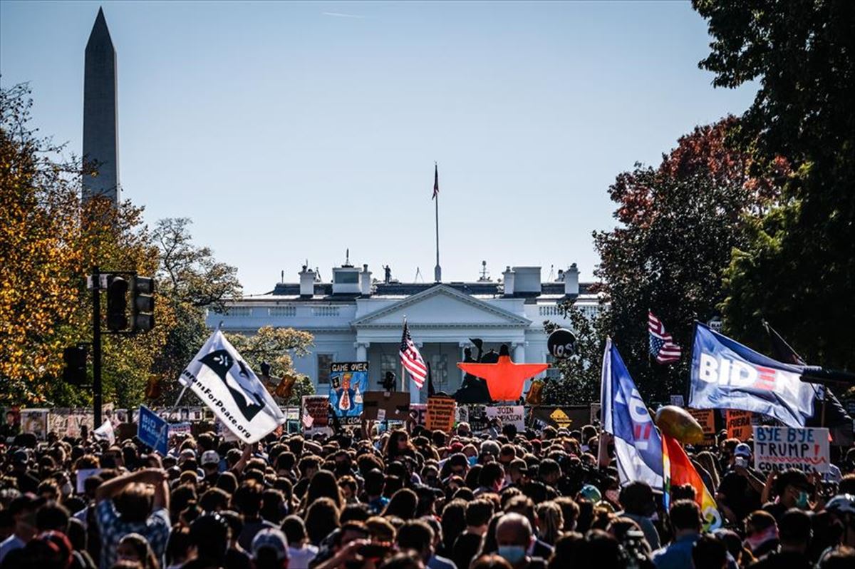 Celebraciones frente a la Casa Blanca. Foto: EFE