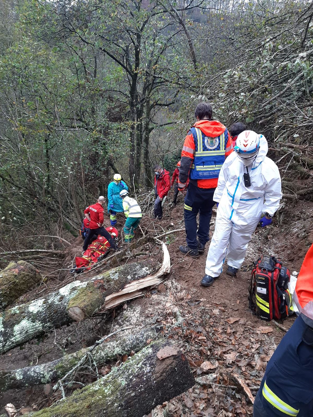 Rescate del cuerpo del hombre de 58 años en Artikutza. Foto: Bomberos de Navarra