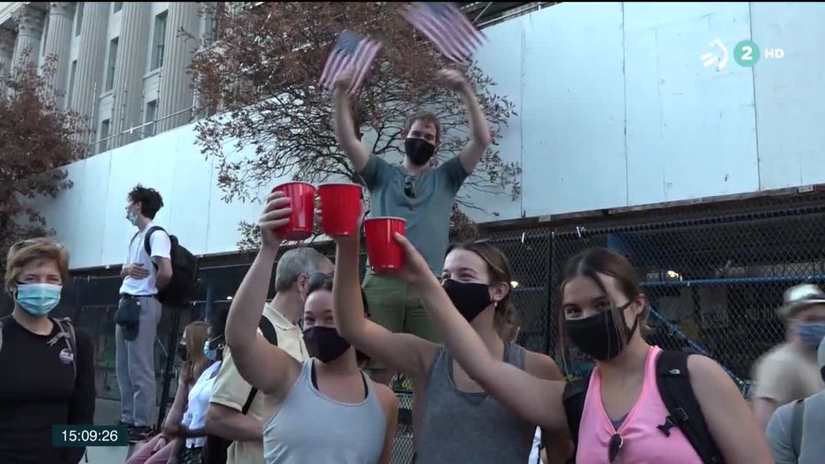 Seguidores de Joe Biden celebran la victoria. Imagen obtenida de un vídeo de EiTB.