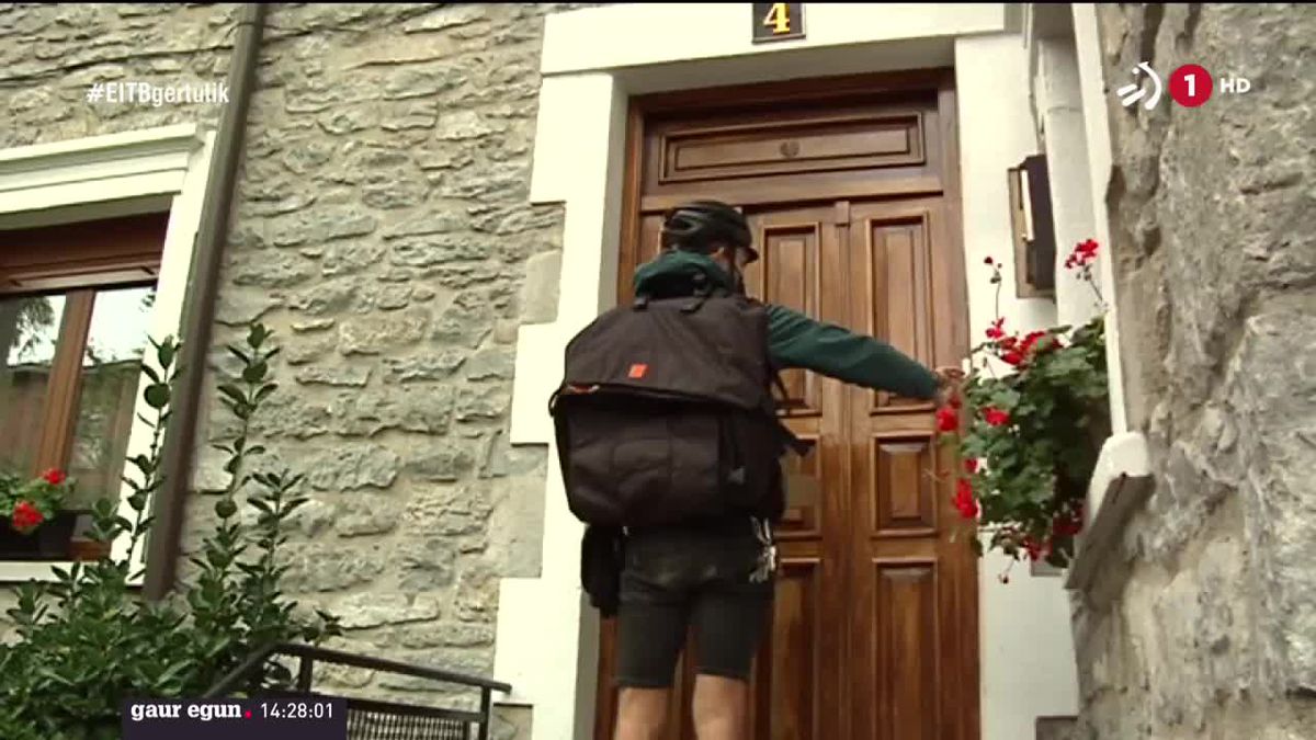 Juan Latorre haciendo un reparto. Captura de imagen de un vídeo de ETB.