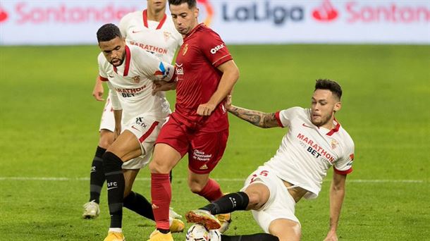 Jony se lleva el balón en una de sus constantes y peligrosas internadas por la banda (vía@CAOsasuna)