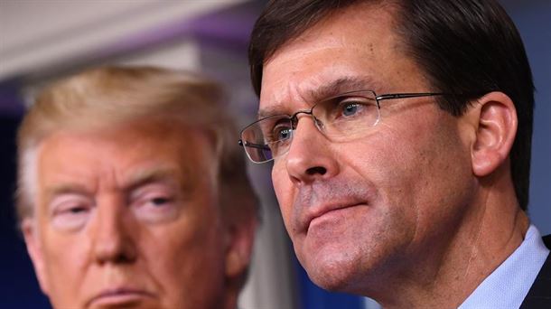 Donald Trump eta Mark Esper artxiboko argazki batean.