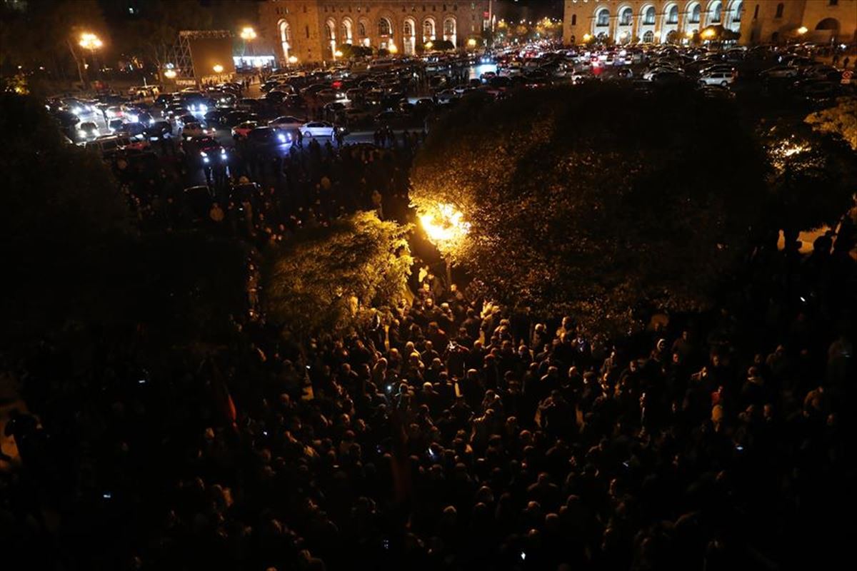 Una multitud protesta en Yerevan, Armenia, contra el fin de la guerra en Nagorno Karabaj