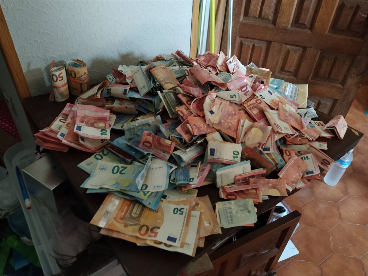 Incautan 166 000 euros en metálico en uno de los domicilios. Foto: Guardia Civil