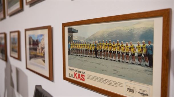 Fotografías históricas del equipo KAS de Pablo Arregui expuestas en la Casa del Cordón de Gasteiz