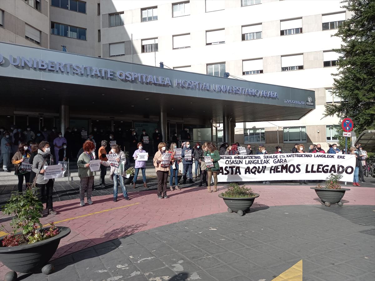 Trabajadores de Osakidetza protestan ante el Hospital de Txagorritxu, en Vitoria-Gasteiz