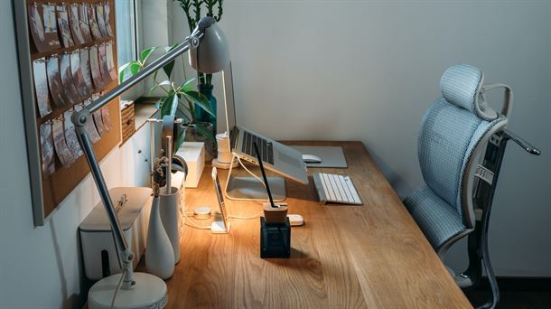 Cómo elegir la mejor silla y mesa de oficina para el teletrabajo