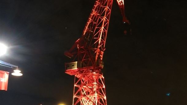 Imagen iluminada de la grúa "Carola"