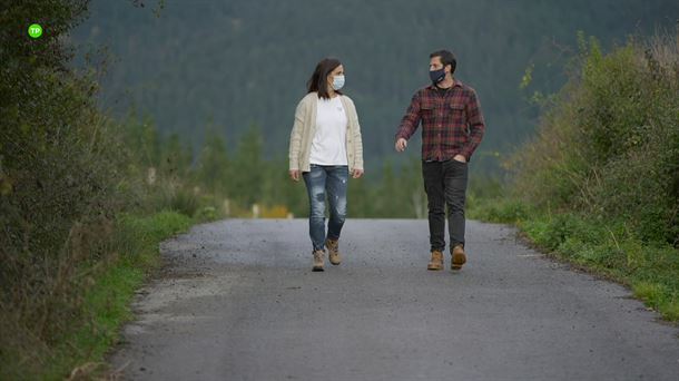 Joseba Arguiñano pasea con una vecina de Inoso