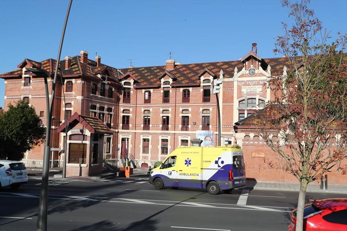 Una ambulancia se dirige al Hospital de Basurto