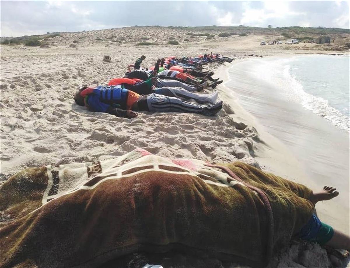 Ostegunean hildako migratzaileak, Libiako hondartza batean. Argazkia: Efe