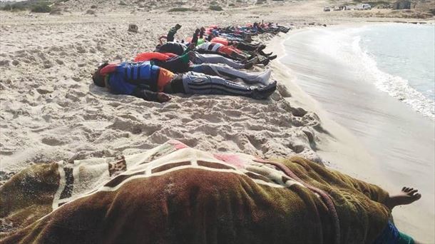 Migrantes muertos este jueves en la costa de Libia. Foto: Efe