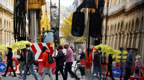 Manifestantes pasan frente a las obras del metro en Donostia. Foto: EFE