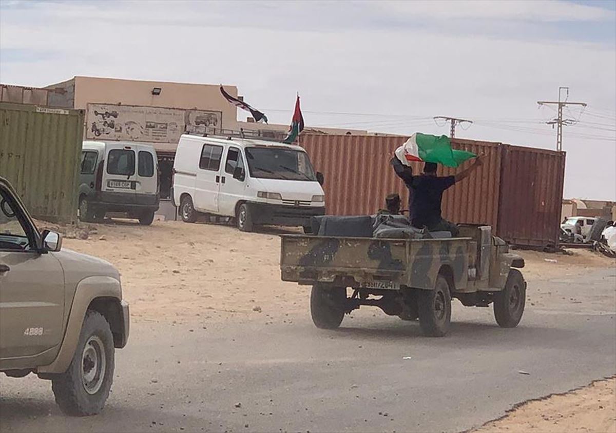 Ondean una bandera saharaui en Rabuni (Argelia). Foto: EFE