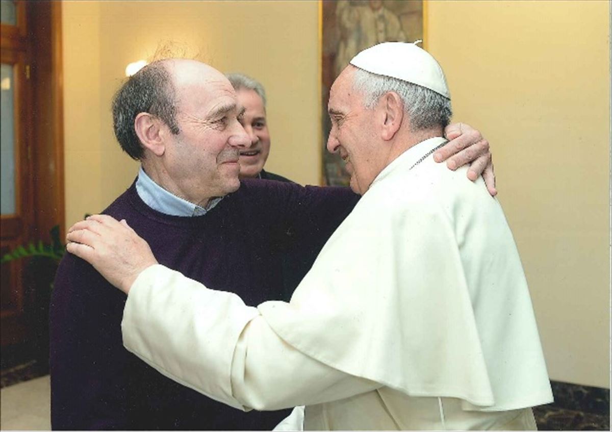 Ángel Mari Unzueta con el papa Francisco. Foto: Bizkeliza
