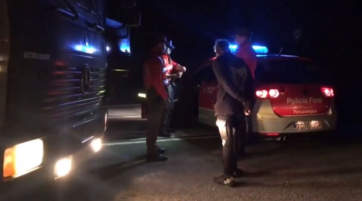 Captura de imagen del vídeo difundido por la Policía Foral de Navarra del momento de la sanción.