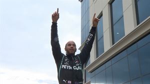 Munduko txapelketa zazpigarrenez irabazi eta Schumacherren marka berdindu du Hamiltonek