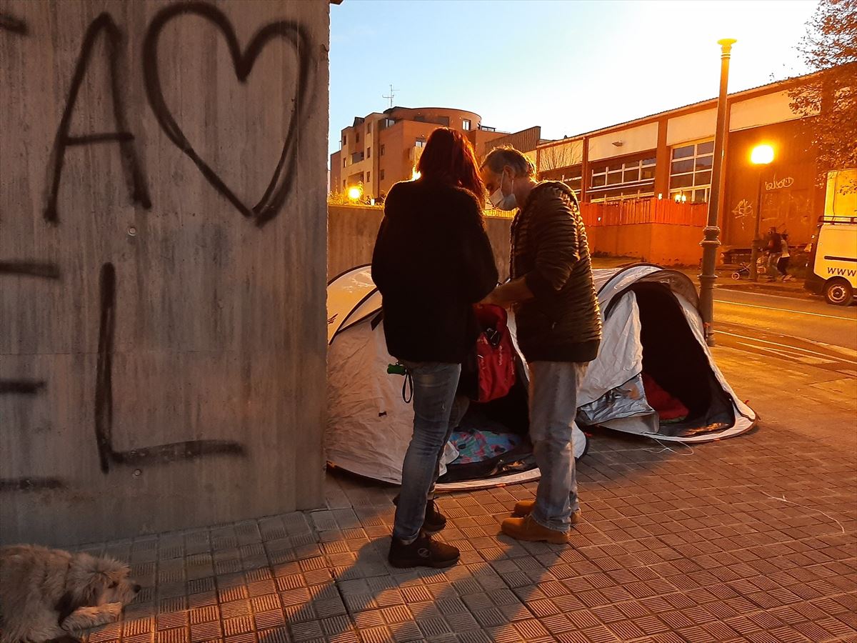 Tiendas de campaña ante el albergue de migrantes de Irun. Foto: Koldo Nausia