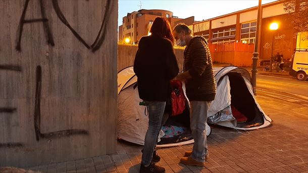 Tiendas de campaña ante el albergue de migrantes de Irun. Foto: Koldo Nausia