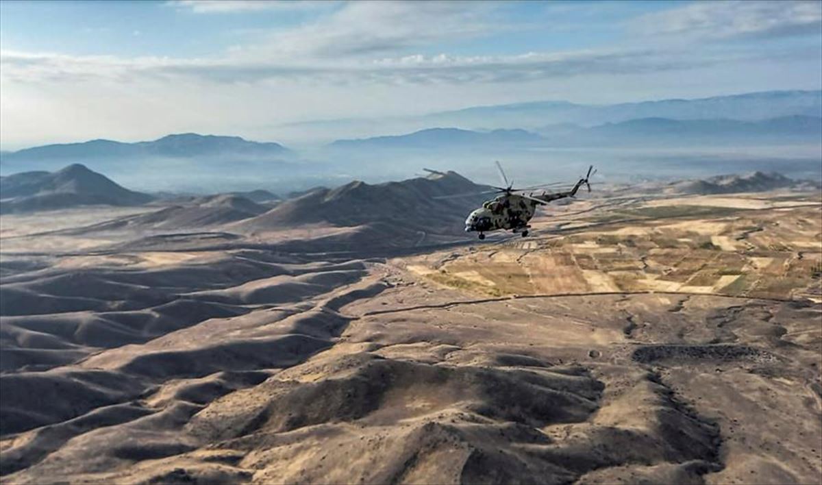 Un helicóptero ruso sobrevuela Nagorno-Karabaj. Foto: EFE
