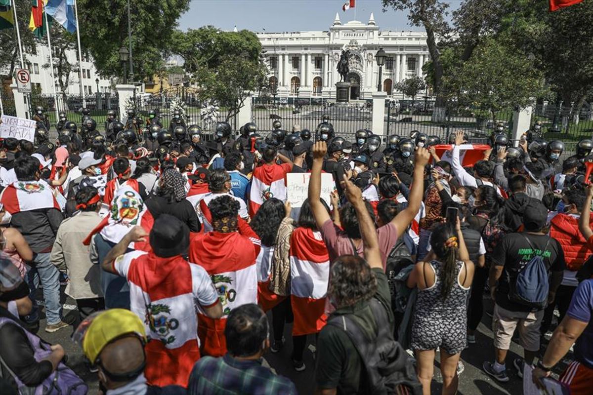 Ciudadanos peruanos celebran la renuncia de Manuel Merino a la Presidencia peruana