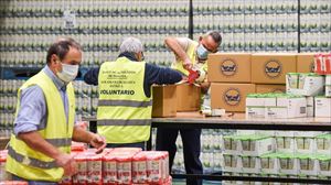 Voluntarios trabajando en el almacén del Banco de Alimentos de Bizkaia. Foto de archivo: EFE