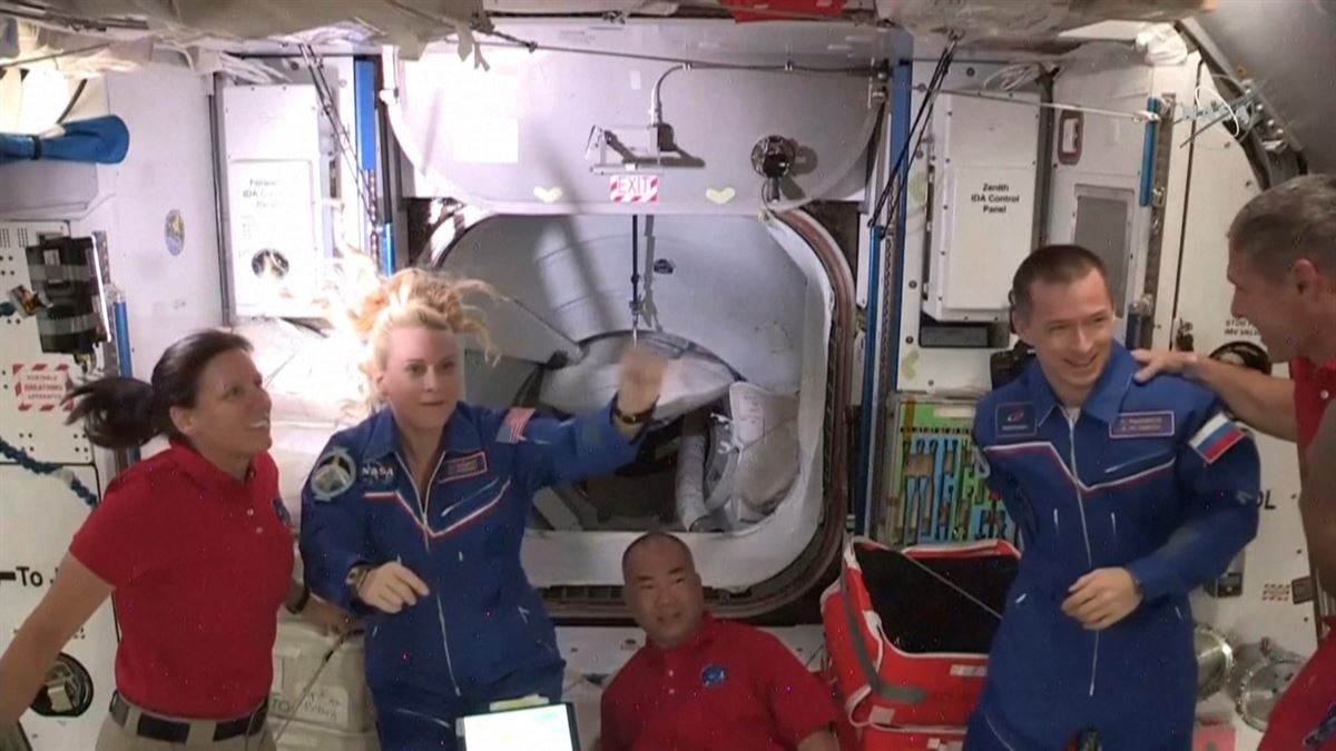 Momento en el que los astronautas acceden a la EEI.