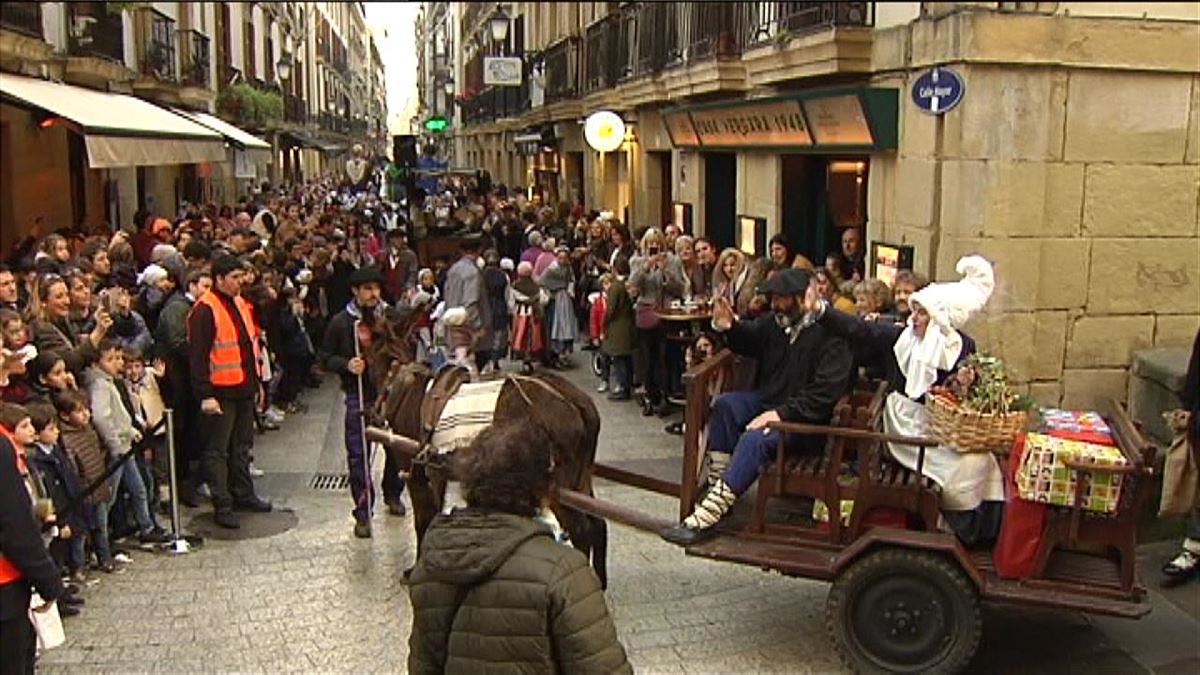 Desfile de Olentzero. Imagen obtenida de un vídeo de ETB.
