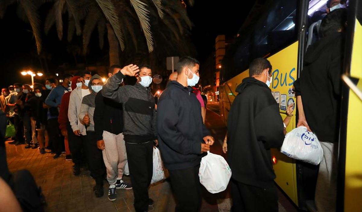 Los migrantes que se encontraban frente la Delegación del Gobierno en Las Palmas subiendo al autobús