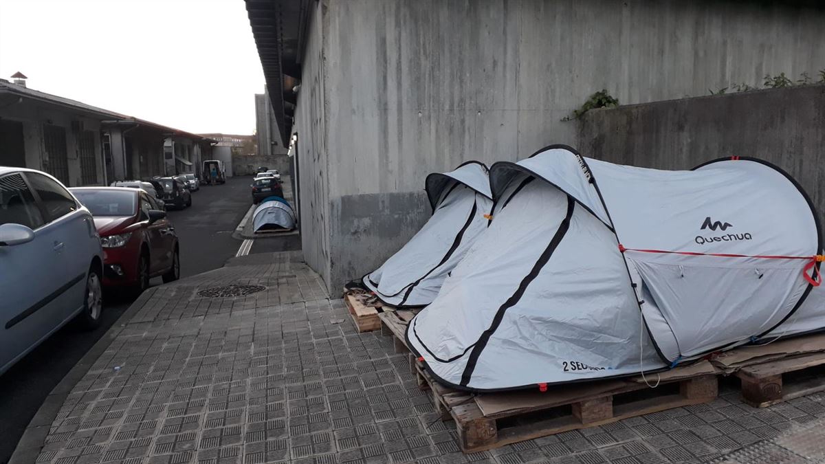 Migrantes durmiendo en la calle en Irun. Foto: EiTB