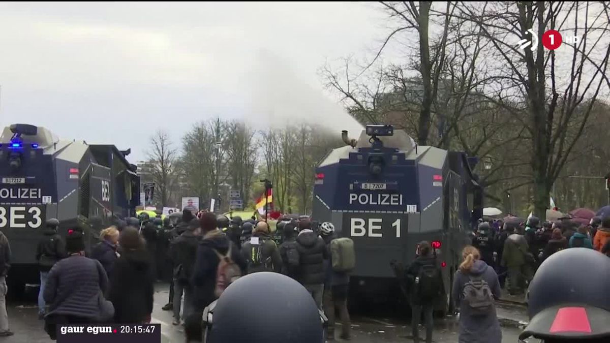 Protesta Berlinen. ETBren bideo batetik ateratako irudia.