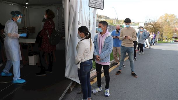 Varias personas esperan para realizarse una PCR.