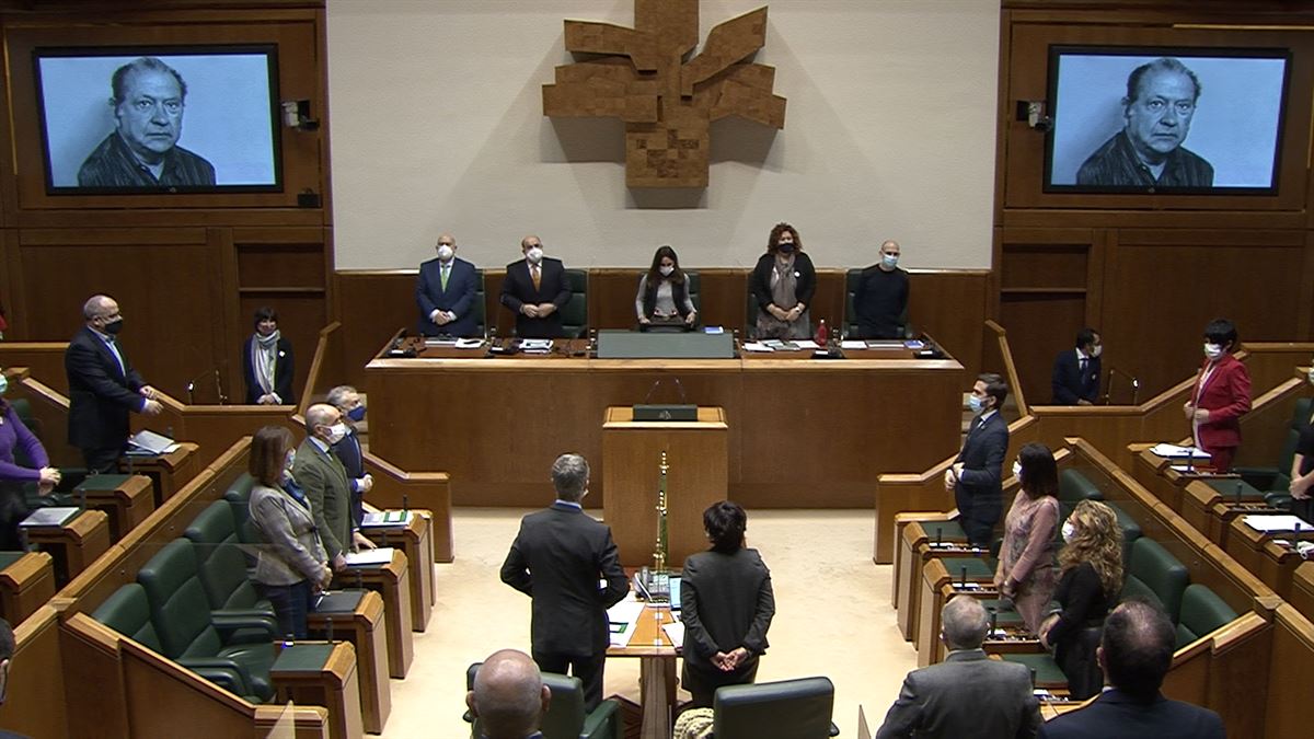 Minuto de silencio en el Parlamento Vasco