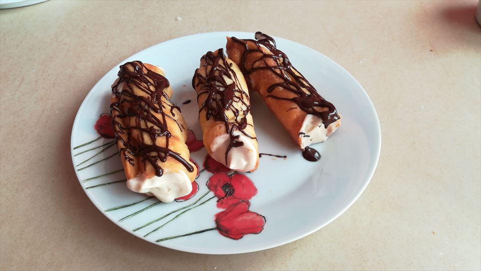 Canutillos rellenos de castaña