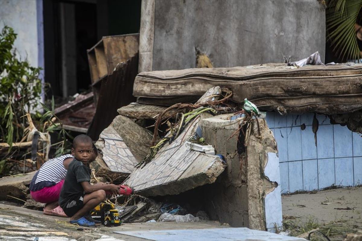 Dos niños juegan frente a los restos de una casa en Nicaragua.