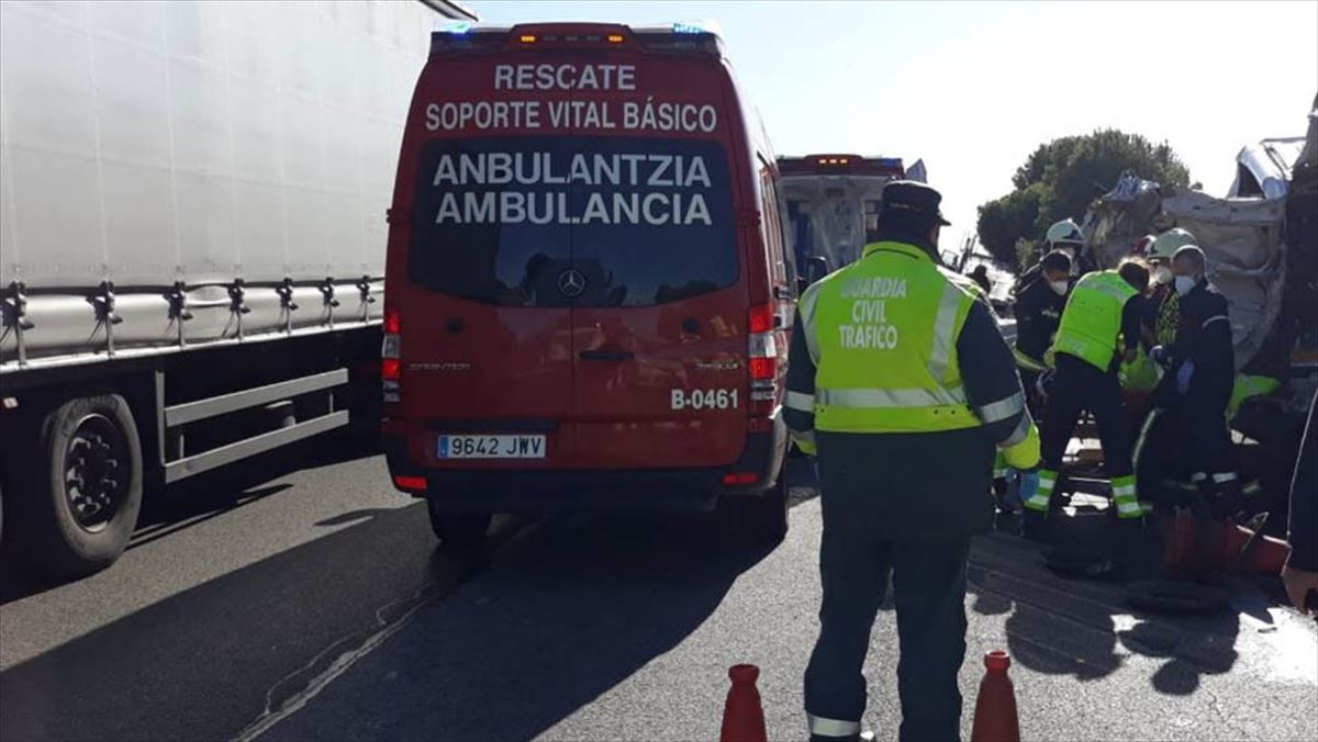 Dos heridos graves en la colisión entre una furgoneta y un camión en Villafranca