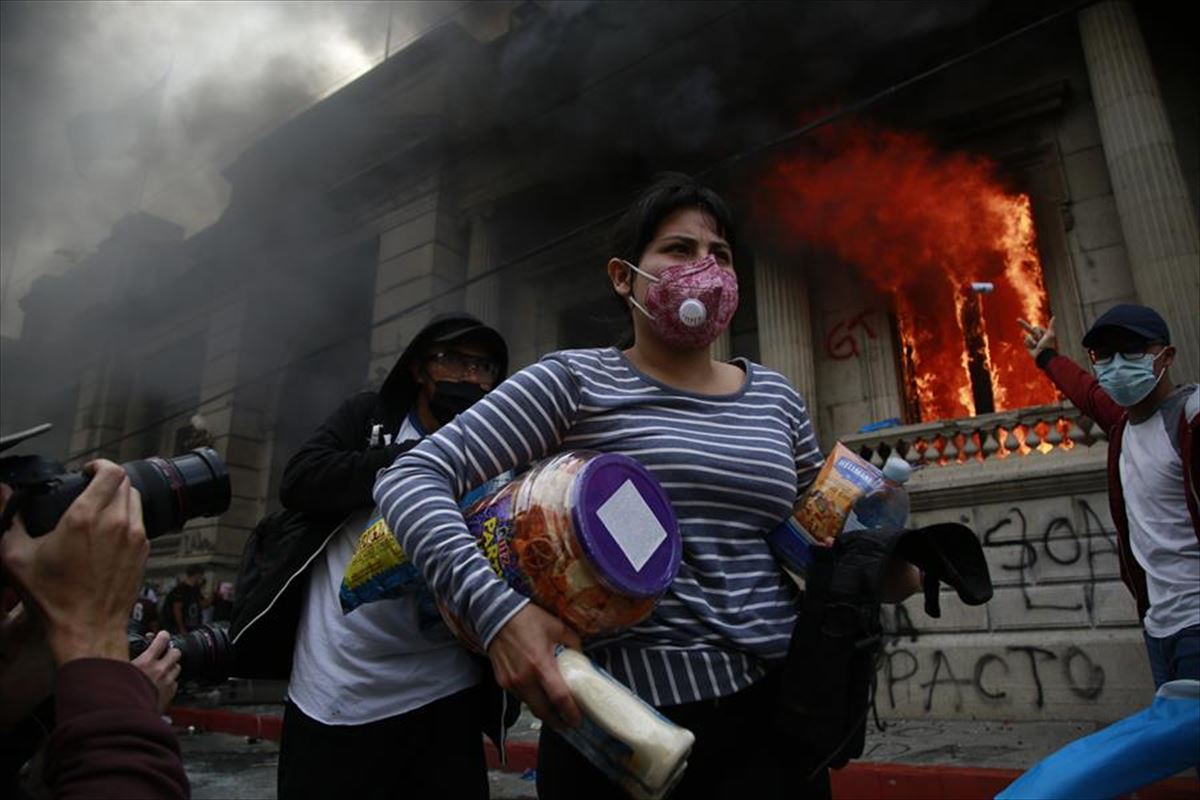 Vista del exterior del Congreso de Guatemala en llamas. Foto: EFE