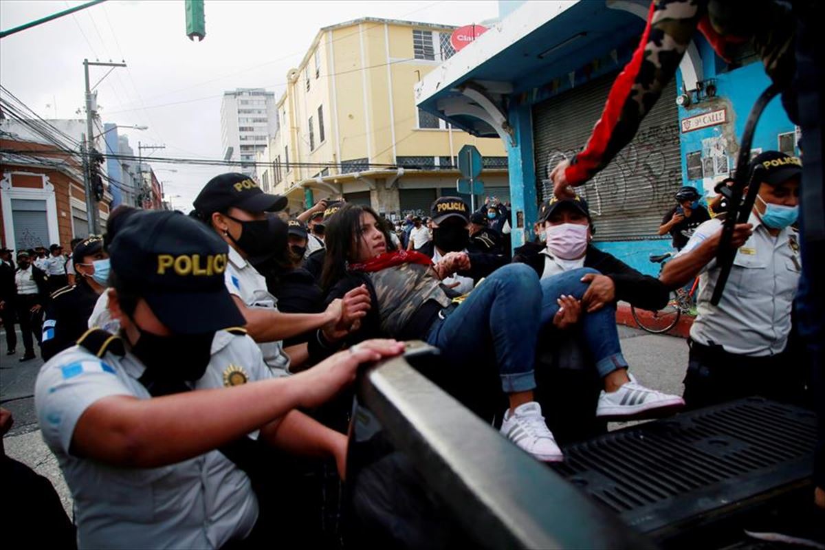 Atxilotu bat Giammatteiren aurkako protestetan, Guatemalan. Argazkia: EFE